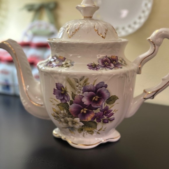 VINTAGE, CROWN DORSET, WHITE TEAPOT WITH PURPLE PANSIES & GOLD TRIM. - Picture 2 of 16